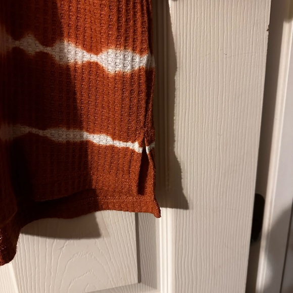 Casual waffle weave top.  Tye Dye type print. - Picture 3 of 4